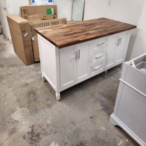 EVERYTHING IS 🔥🔥 50 % TO 70% OFF RETAIL PRICE 🔥🔥 WE HAVE VANITIES, KITCHEN CABINETS, SHOWER TUBS, SHOWER BASE, SOME MIRROS AND SOME LIGHTS. 🚨🚨WE HAVE 8 AMAZON PALLETS AVAILABLE ONLY $430+TAX